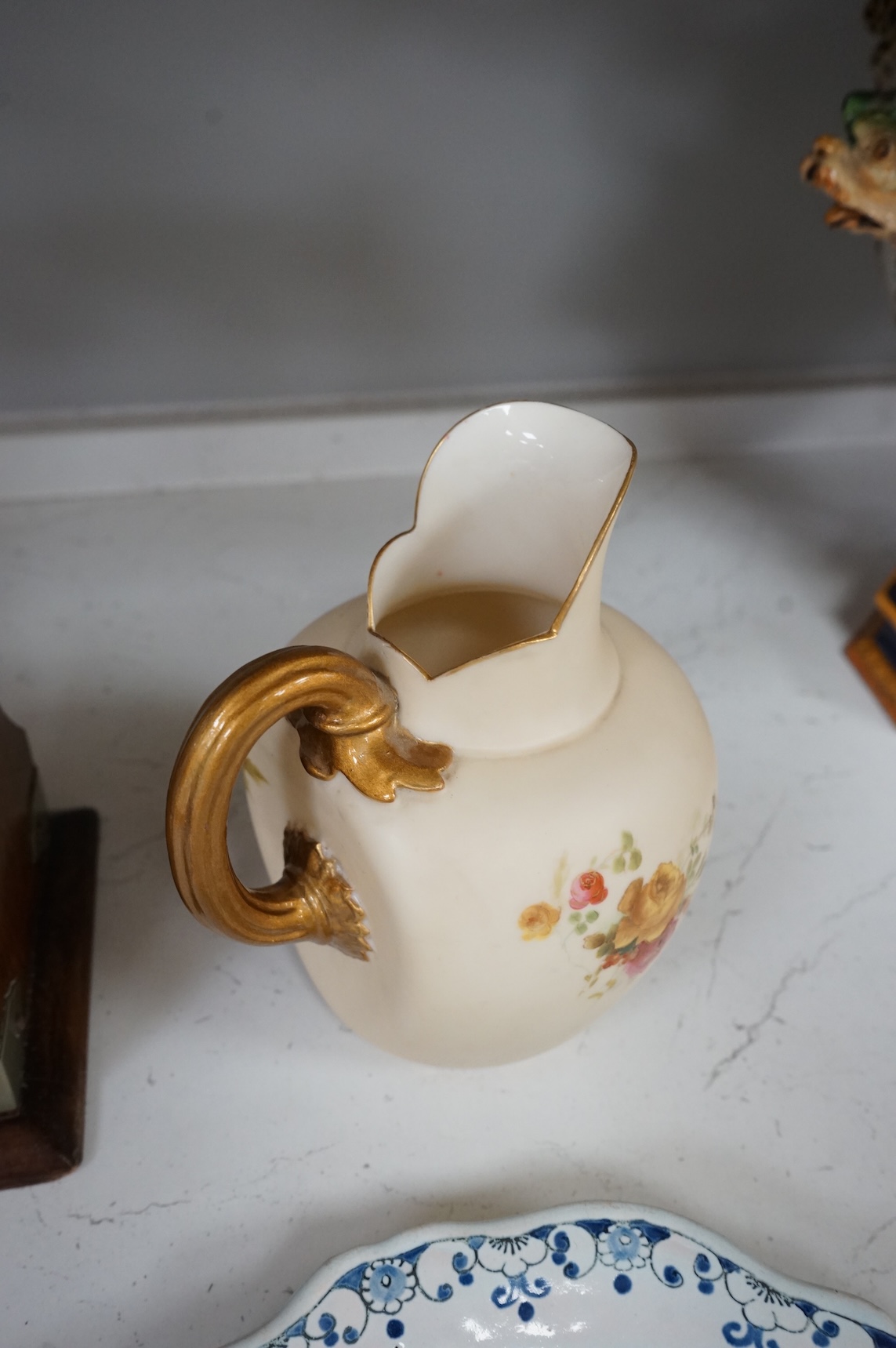 An oak three bottle tantalus, with key, together with three 18th/19th century faience plates and a Royal Worcester jug, tantalus 36cm wide